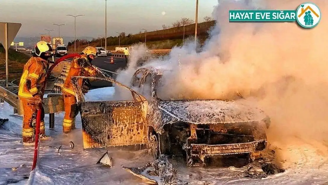 Bursa'da otomobil alev alev yandı