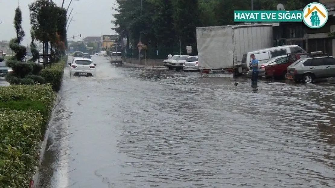 Bursa'da sağanak yağmur hayatı felç etti