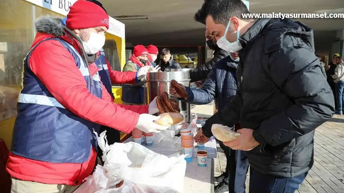 Büyükşehir, otobüs terminalindeki vatandaşlara kumanya dağıttı