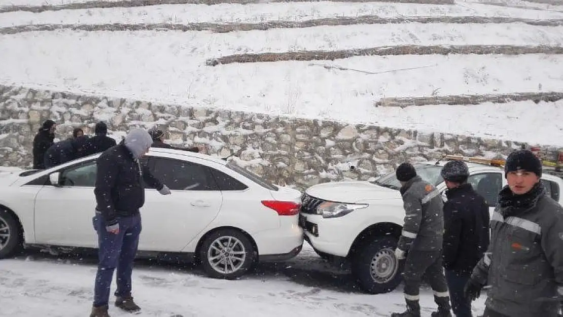 Buz pistine dönen yolda 20'ye yakın araç birbirine girdi