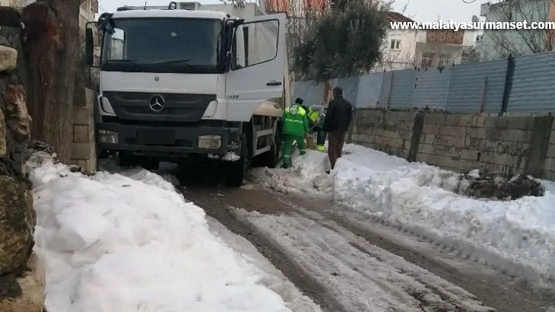 Buzda kayan çöp kamyonu devrilme tehlikesiyle karşı karşıya kaldı