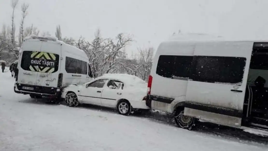 Buzlanan yolda kayan servis minibüsü kamerada