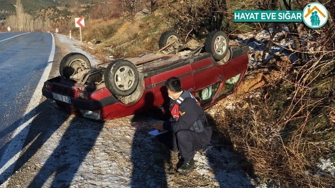 Buzlu yolda kayan otomobil takla attı: 1 yaralı