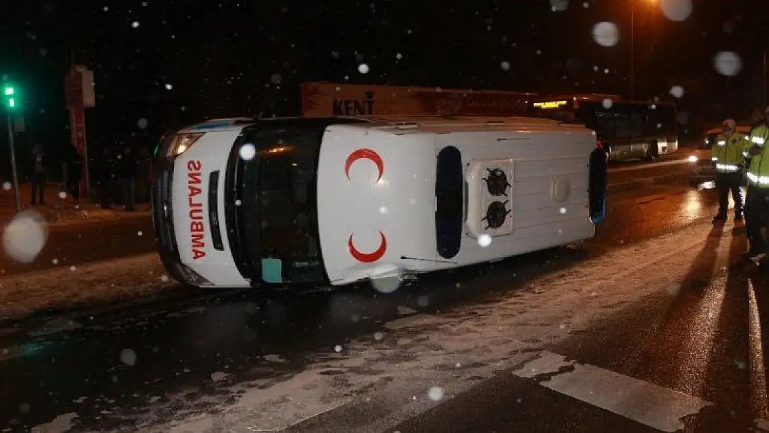 Buzlu yolda takla atan ambulans 2 otomobile çarptı