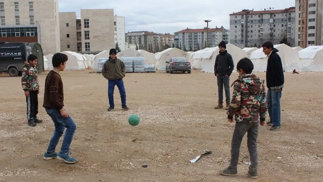 Çadırda da yaşasalar, çocuklar futboldan vazgeçemiyor