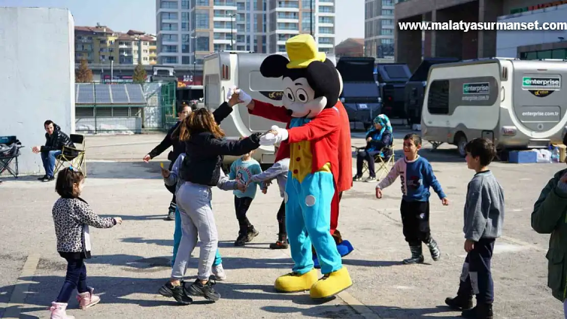 Çadırda kalan depremzede çocuklara moral