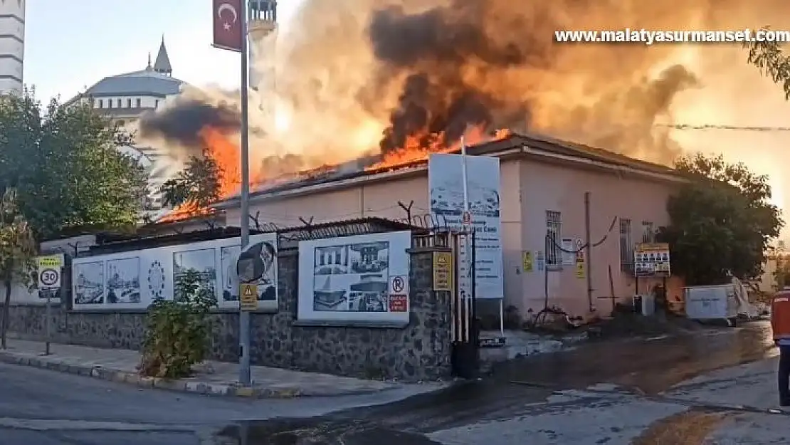 Cami şantiye alanında yangın