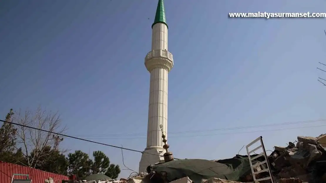 Cami yıkıldı, minaresi ayakta kaldı