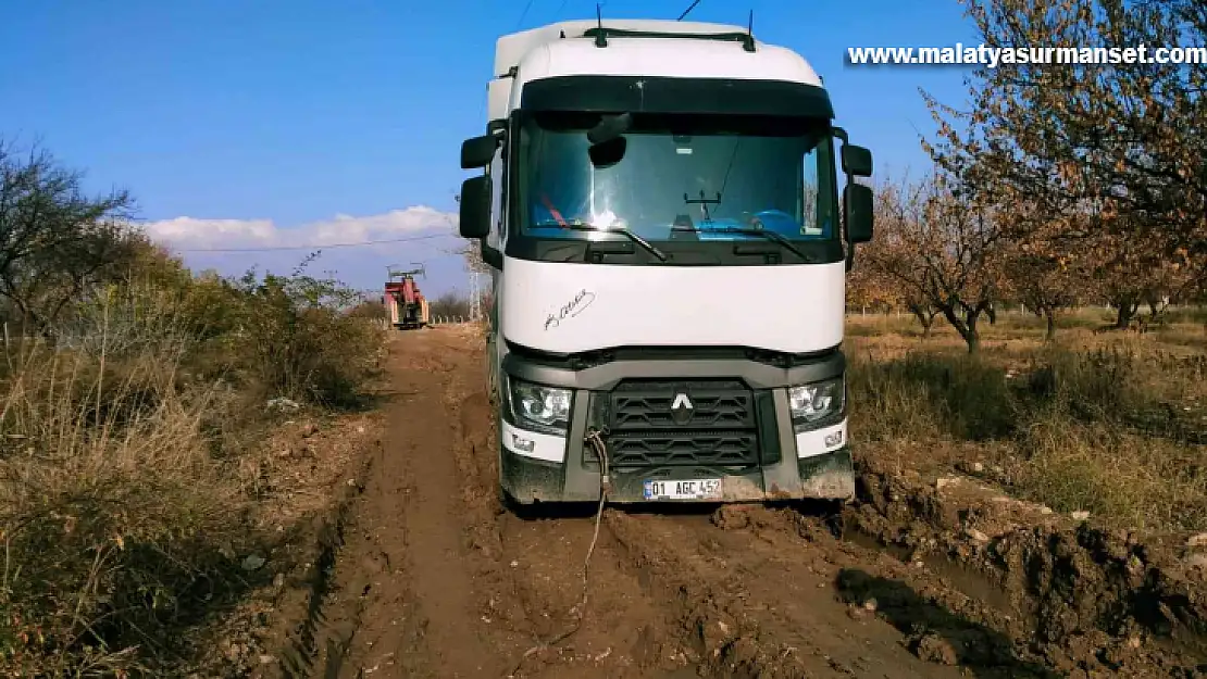 Çamura batan kamyonu kurtarmaya giden vinçte çamura battı