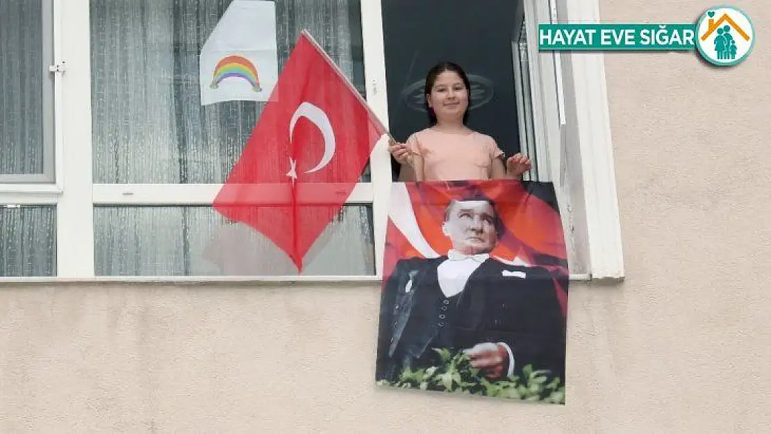 Çankaya'da evler Atatürk posterleri ve bayraklarla donatıldı