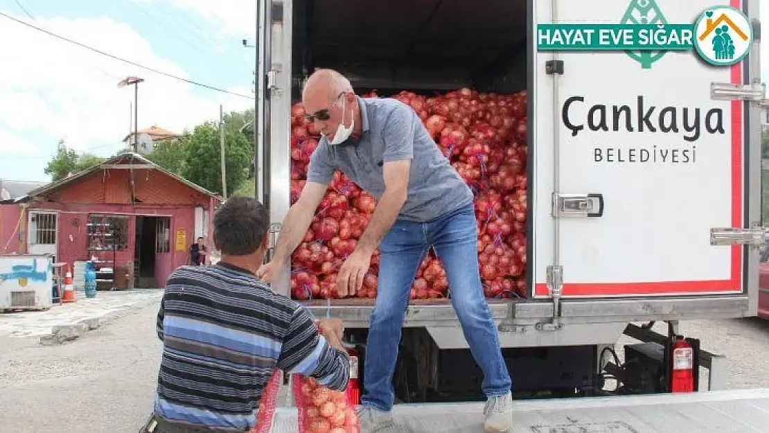 Çankaya'dan dar gelirli vatandaşlara kuru soğan yardımı