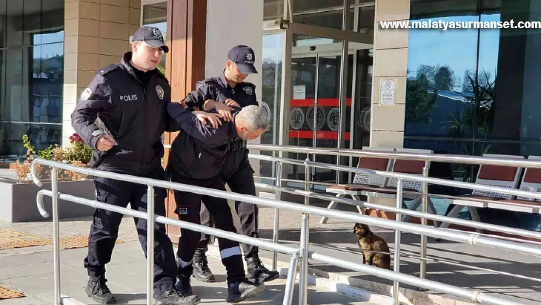 Çantayla vurup motosikleti devirerek 2 kişiyi yaralayan şahıs tutuklandı