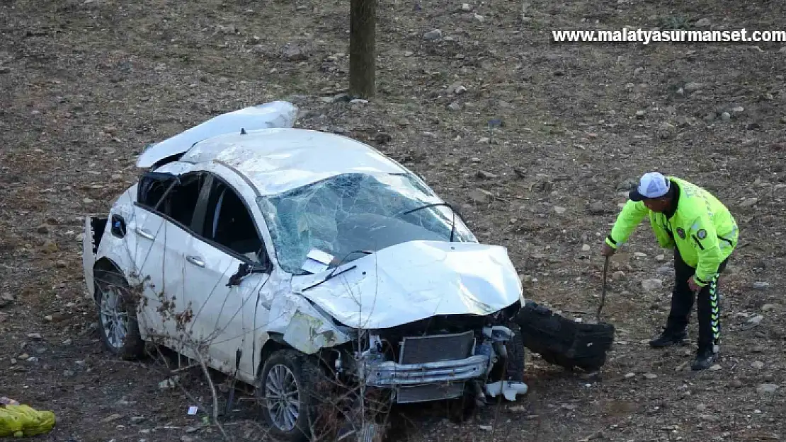 Çarpışan otomobiller uçuruma düştü: 2 ölü, 1 yaralı