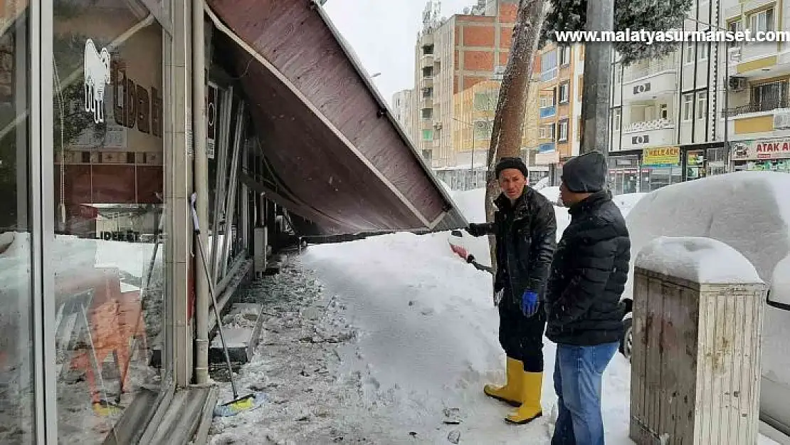 Çatılar kar kalınlığına dayanamadı