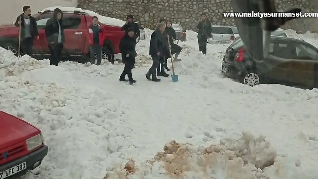 Çatılardaki kar tehlike saçıyor