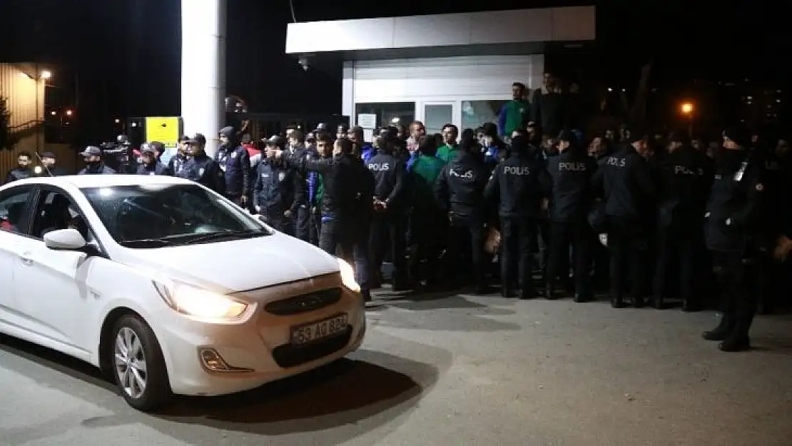 Çaykur Rizespor taraftarından tesislerde protesto