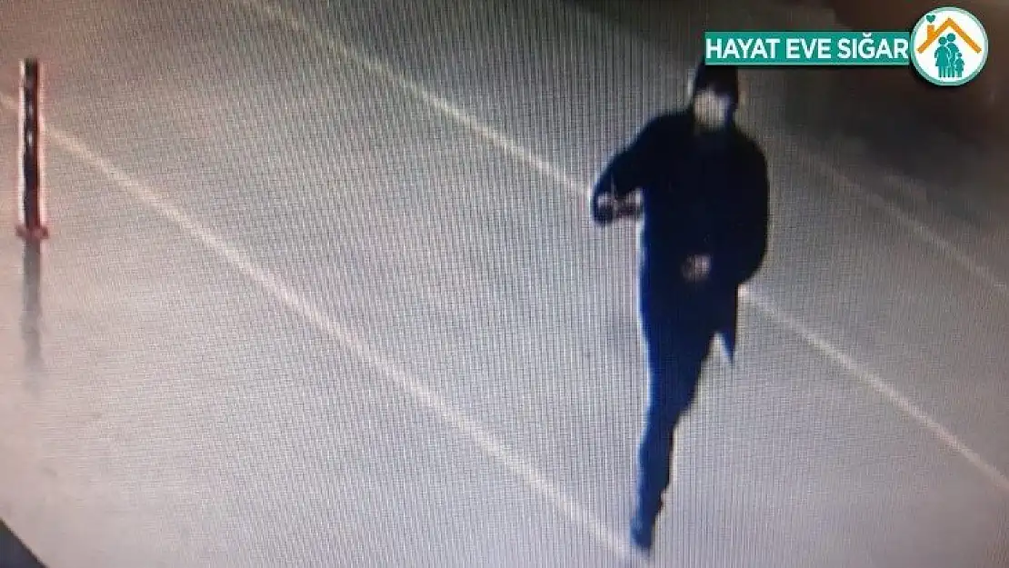 Cebinden telefonu çıkarmak isterken poşet içindeki altınlarından oldu