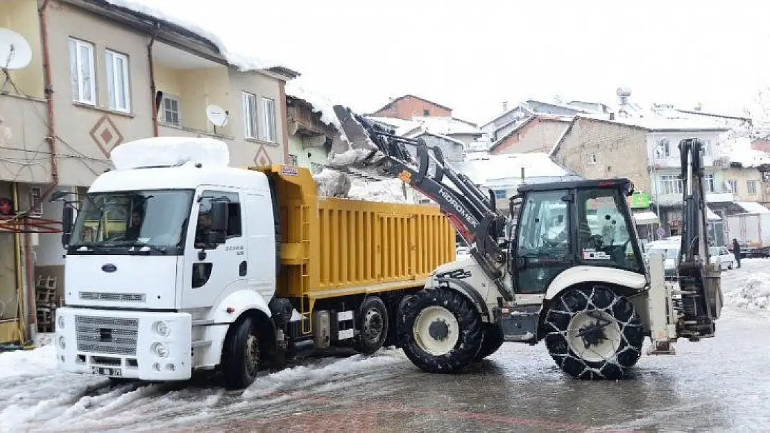 Çelikhan'da belediye karla mücadele ediyor