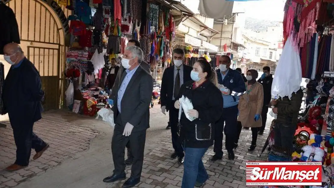 Çermik'te esnafa maske ve eldiven dağıtıldı