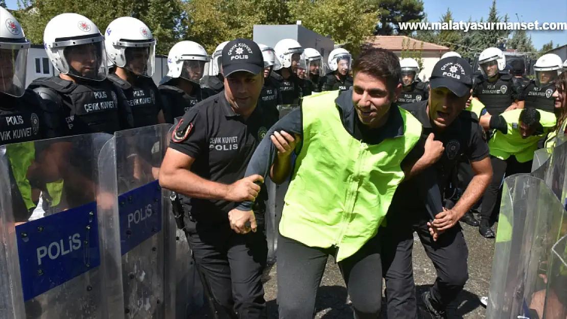 Çevik kuvvet polisi tatbikat yaptı