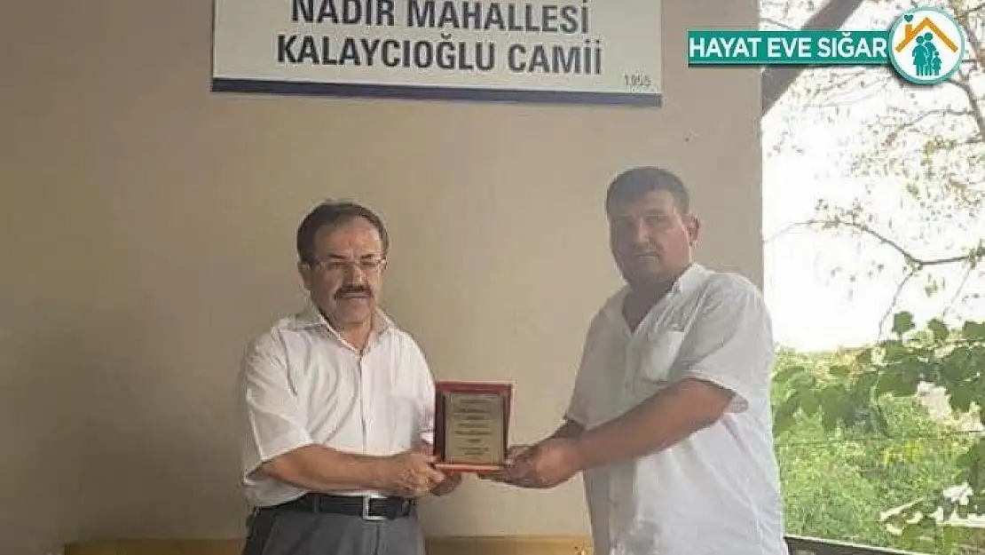 Çeyrek asırdan fazla aynı yerde imamlık yapan din görevlisine plaketli uğurlama