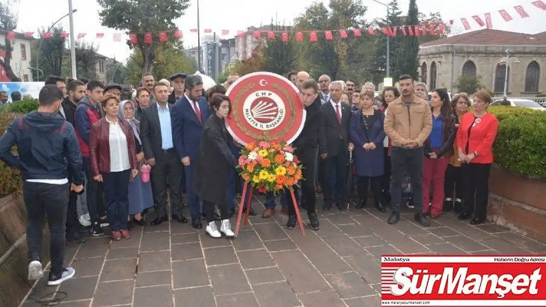 CHP, 29 Ekim Cumhuriyet Bayramı nedeniyle Atatürk Anıtı'na çelenk sundu