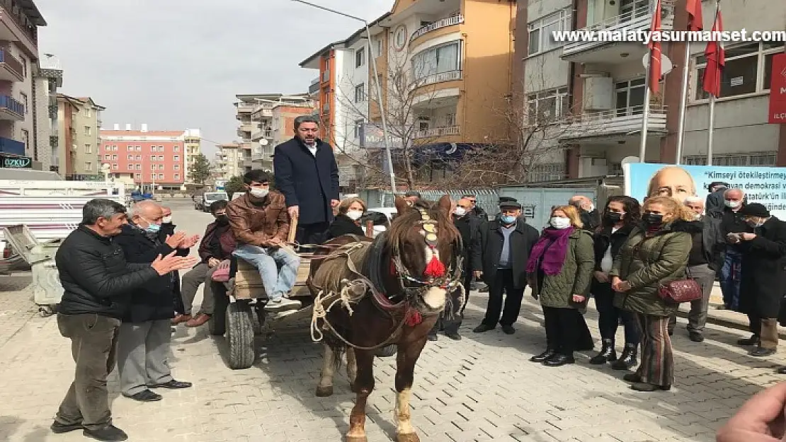 CHP İl Başkanı Kiraz at arabasına binerek akaryakıt zamlarını protesto etti.