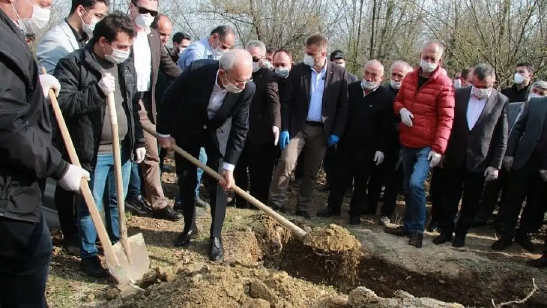 CHP Lideri Kılıçdaroğlu kız kardeşini son yolculuğuna uğurladı