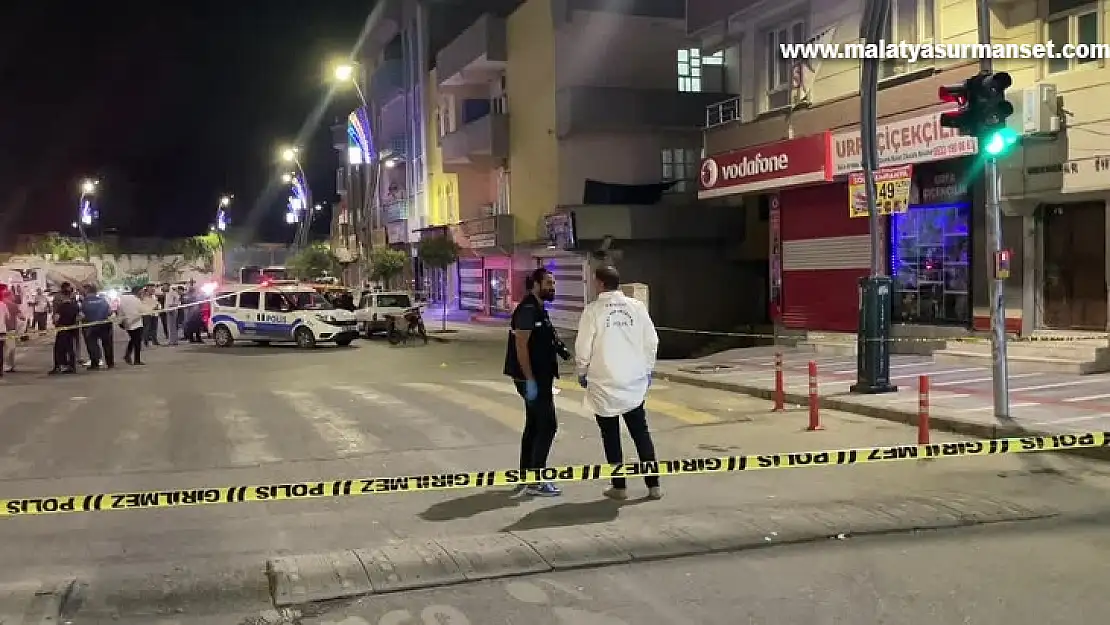 Çıkan bıçaklı kavgada biri olaya müdahale eden polis 3 kişi yaralandı