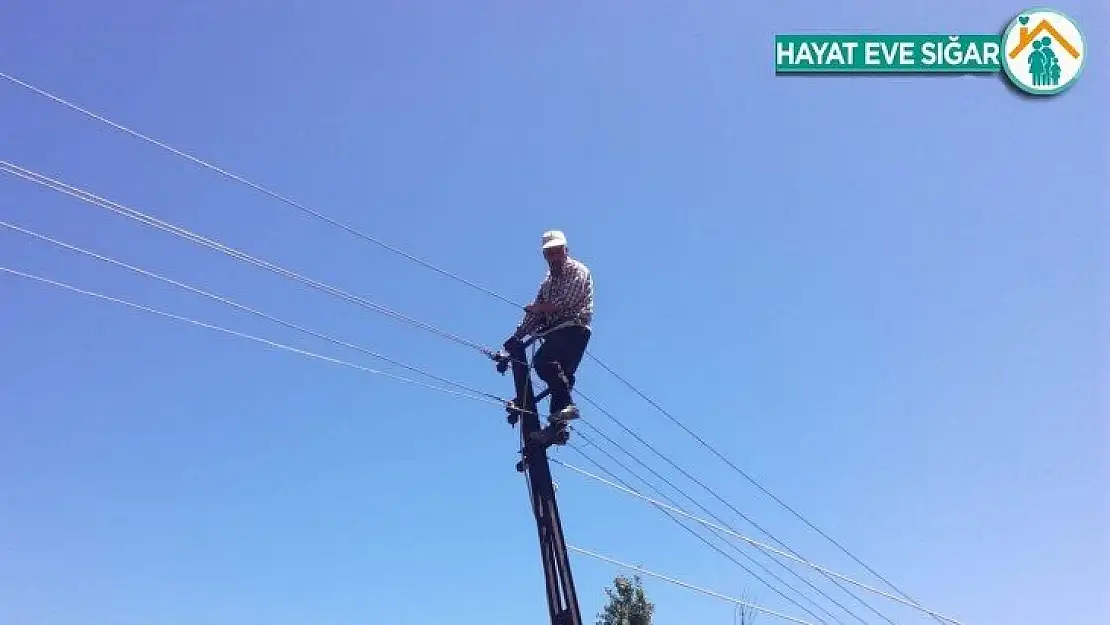 Çıktığı elektrik direğinde mahsur kalan şahsı itfaiye kurtardı