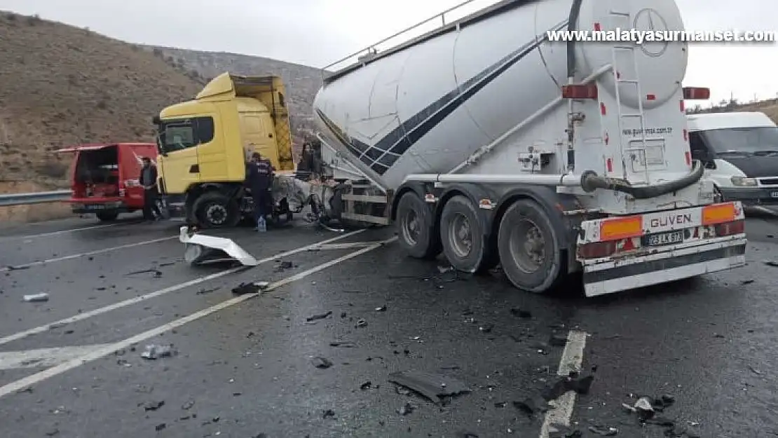 Çimento yüklü tır otomobille çarpıştı: 1 yaralı