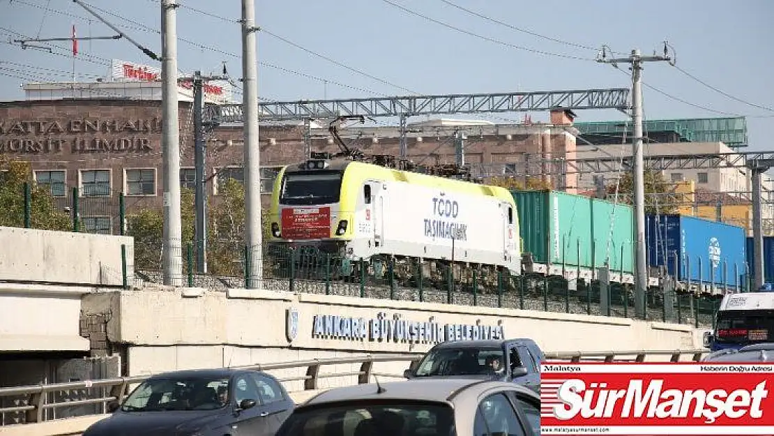 Çin'den gelen yük treni tarihi geçiş için hareket saatini bekliyor