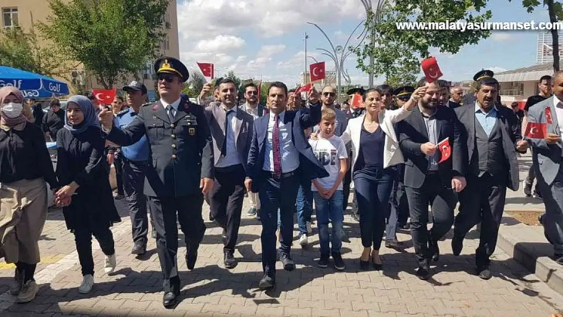 Çınar'da görkemli gençlik yürüyüşü