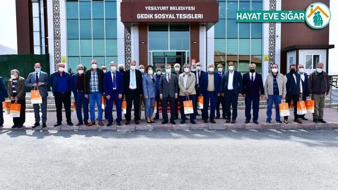 Çınar, Yeşilyurt Belediyesi'nden emekli olan personellere plaket takdim etti