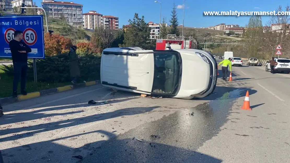 Cipin çarptığı hafif ticari araç devrildi: 2 yaralı