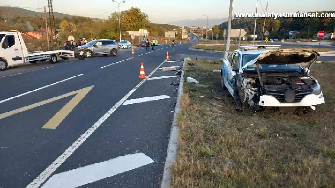 Ciple çarpışan polis aracındaki 2 memur yaralandı