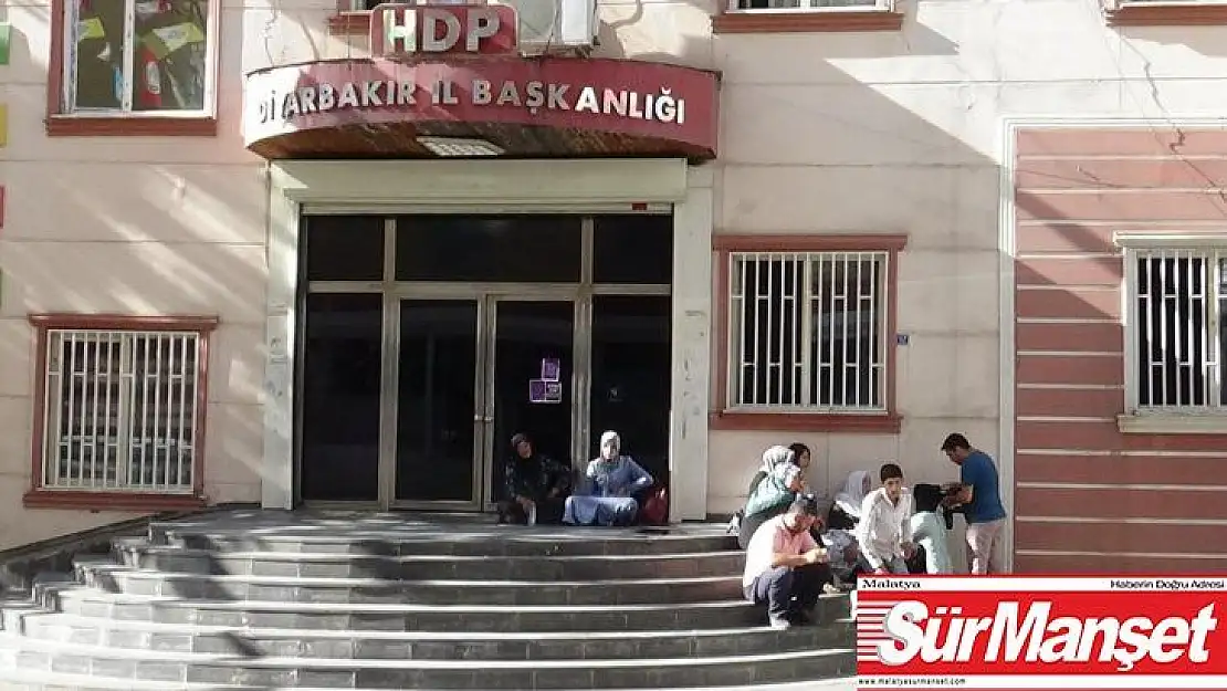 Çocukları dağa kaçırılan ailelerin HDP önündeki eylemi 2. gününde