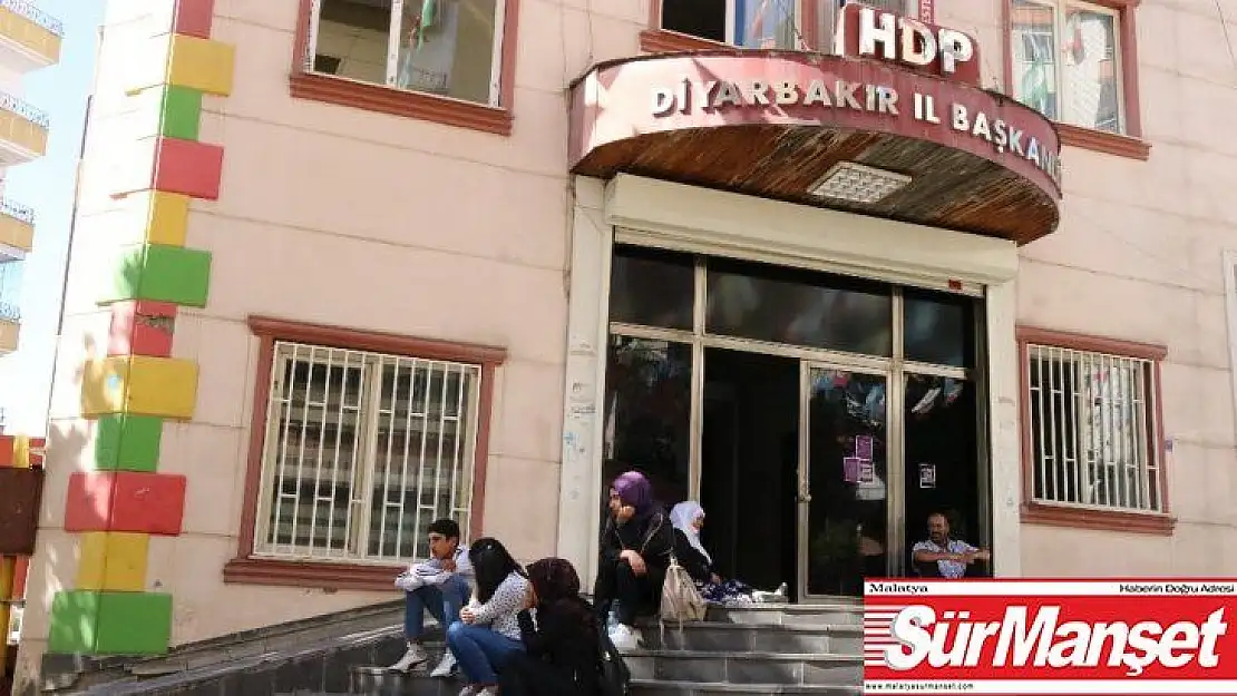Çocuklarının dağa kaçırıldığını iddia eden aile, HDP önünde oturma eylemi başlattı