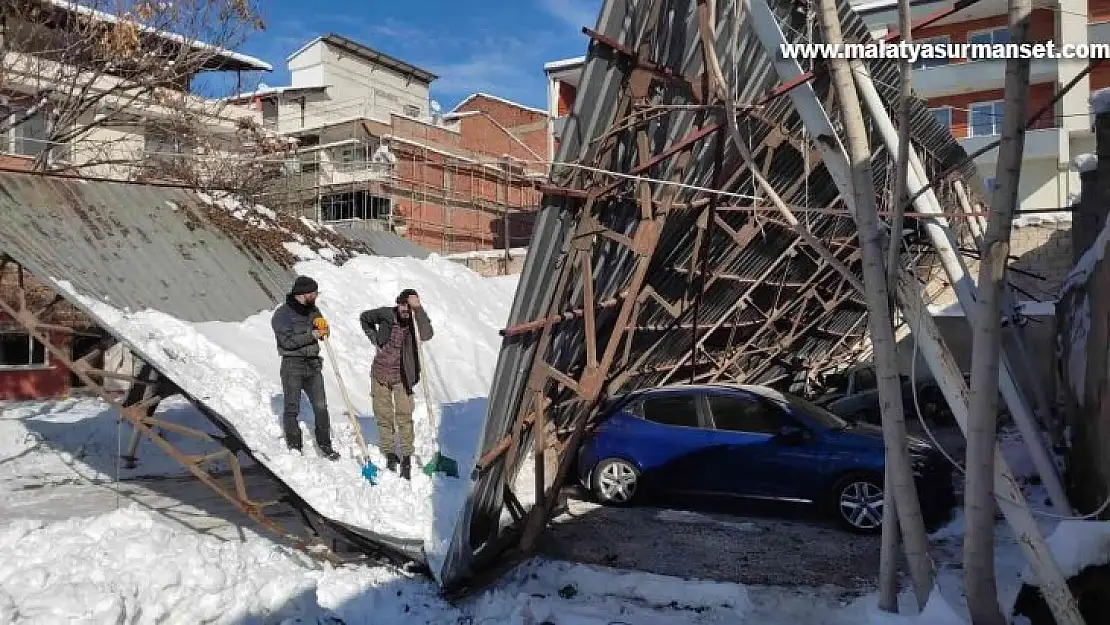 Çöken otoparkın çatısı karton gibi ikiye ayrıldı