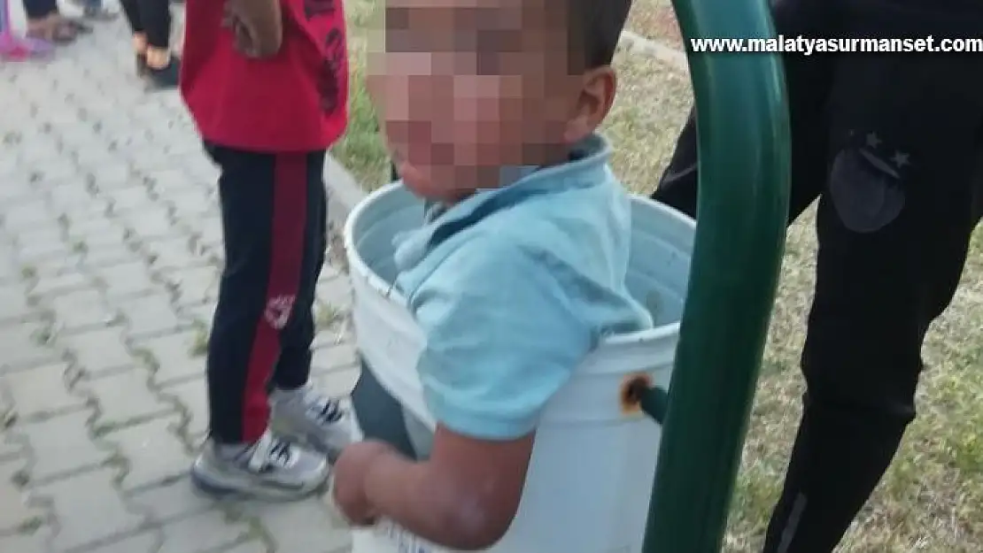 Çöp kovasına sıkışan çocuğu itfaiye kurtardı