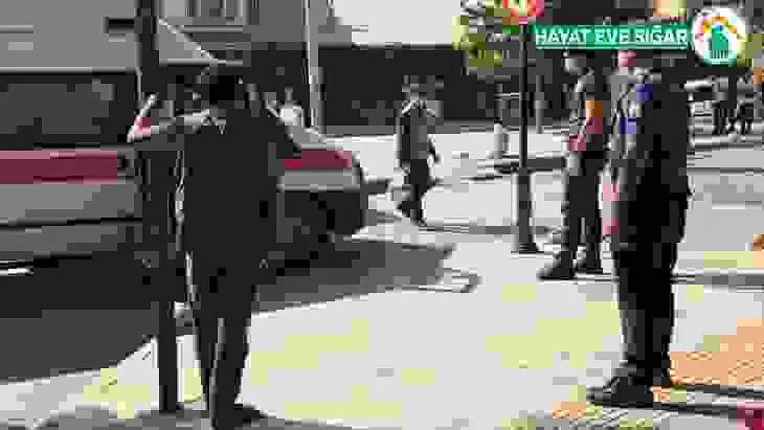 Covidli hasta, karantinayı ihlal etti, meydanda polis tarafından yakalandı