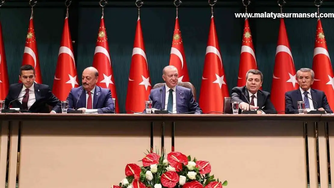 Cumhurbaşkanı Erdoğan 2022 yılında asgari ücretin en alt rakamı 4 bin 250 lira olarak uygulanacaktır.