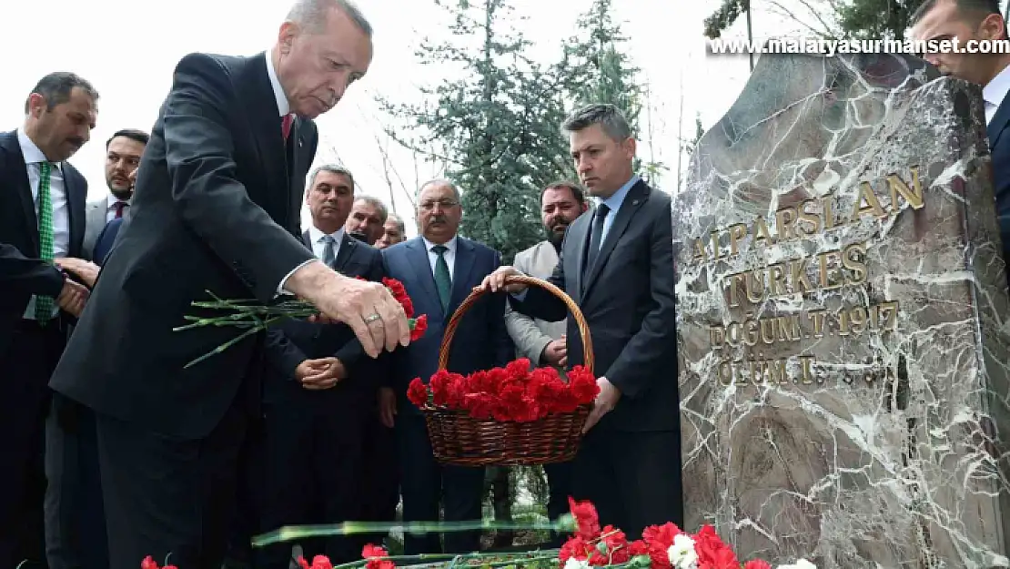 Cumhurbaşkanı Erdoğan, Alparslan Türkeş'in mezarını ziyaret etti