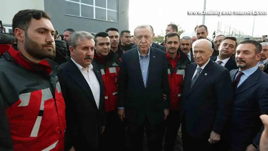 Cumhurbaşkanı Erdoğan, Bahçeli ve Destici deprem bölgesinde Alperen Ocakları Arama Kurtarma ekibi ile görüştü