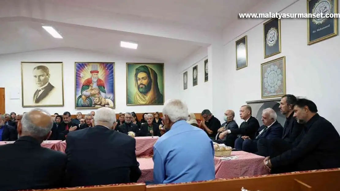 Cumhurbaşkanı Erdoğan cemevinde Alevi dedeleriyle birlikte iftar yaptı