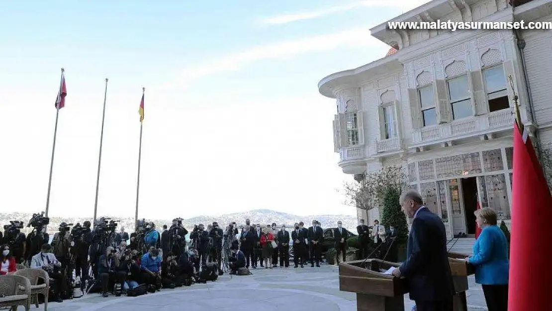 Cumhurbaşkanı Erdoğan ile Angela Merkel arasında güldüren