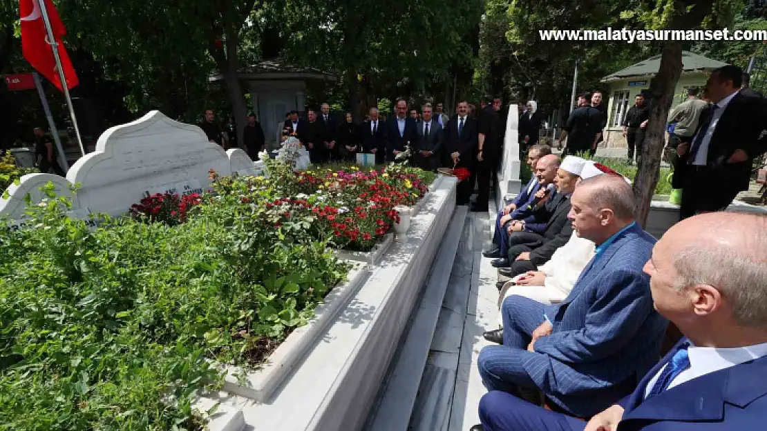 Cumhurbaşkanı Erdoğan, Necmettin Erbakan'ın kabrini ziyaret etti