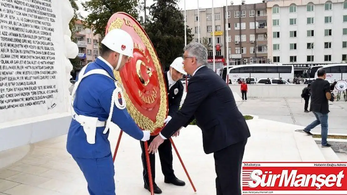 Cumhuriyet Bayramı etkinlikleri çelenk sunumuyla başladı