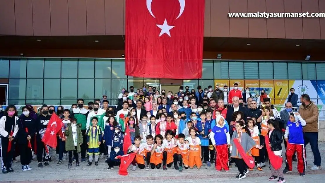 Cumhuriyet Kupası'nda dereceye girenlere ödülleri dağıtıldı