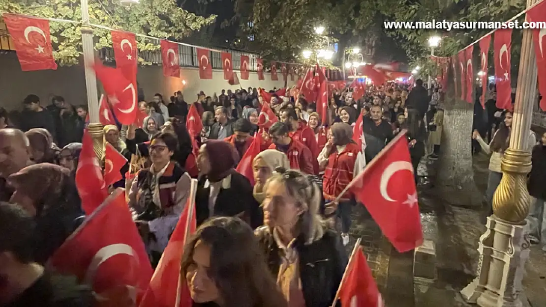 Cumhuriyetin 100. yılı dolayısıyla fener alayı düzenlendi